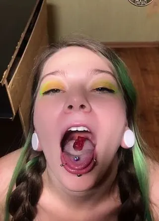 Das schöne Riesenmädchen wird dich wie einen Gummibärchen fressen.