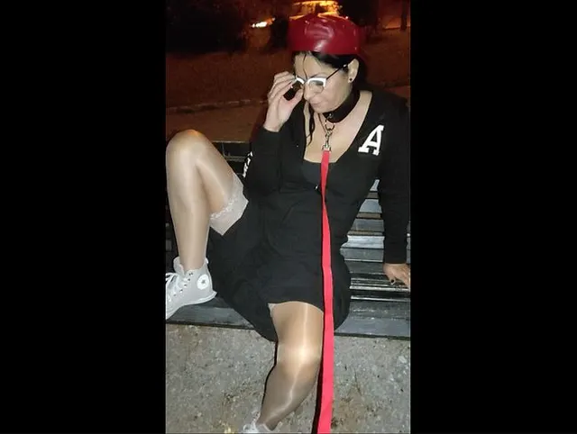 Mollige MILF mit süßer Brille masturbiert sich selbst