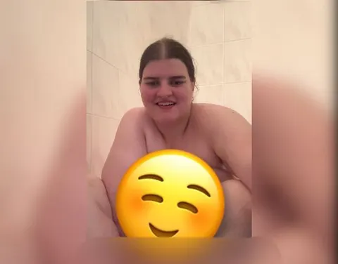 Kommst du mit mir Baden und dann Duschen ?