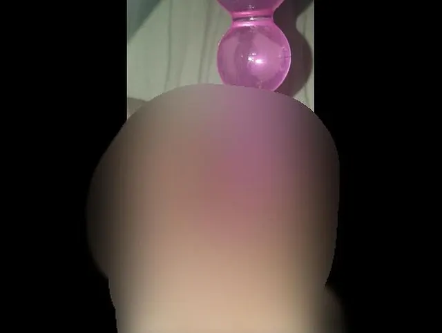Roter Vibrator mit pinkem plug im arsch
