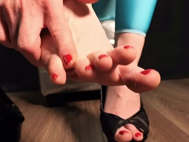 Füsse und schwarze Heels-Fussfreunde aufgepasst-hier kommt ihr meinen geilen nackten Füssen ganz nah