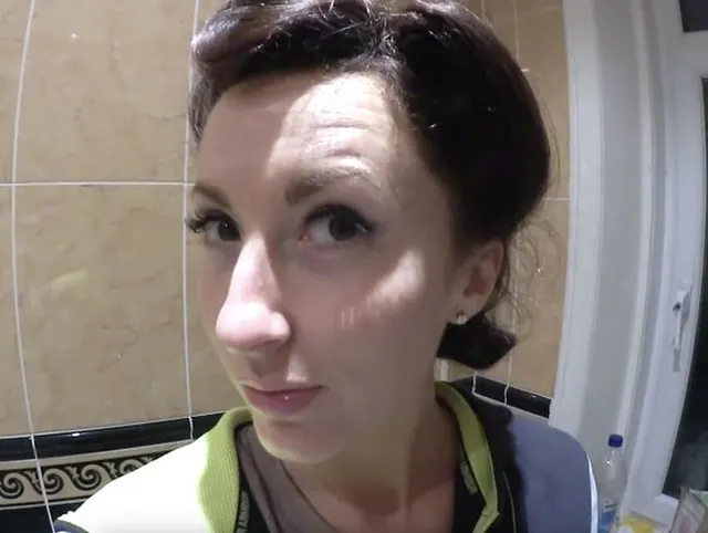 Die versaute Miss Smith lässt sich die Haare nach amerikanischer Art frisieren