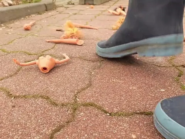 Püppchen mit Gummistiefeln zerstören - crushing der Püppchen