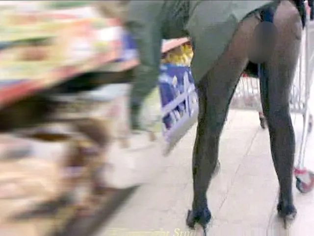 Einkaufen in transparentem Latex Catsuit unter Coar Piercings raus.