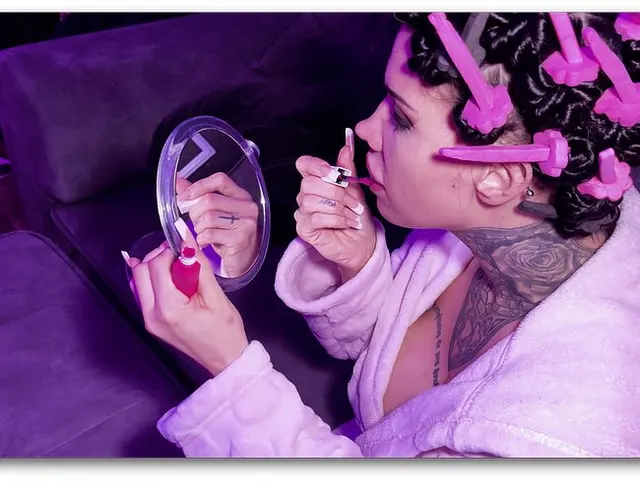 Sexy Raucher mit Pyjama Party
