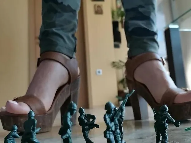 Giantess War Machine - Fuß, Ferse, Fotze und pissende Verwüstung