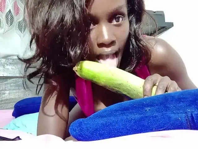 Ebony Princess Alexa Zane – Großer Gurken-Blowjob, ein Mundvoll Grün
