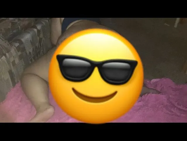 Bossbaby wärmt sich auf einem 17-Zoll-Dildo auf