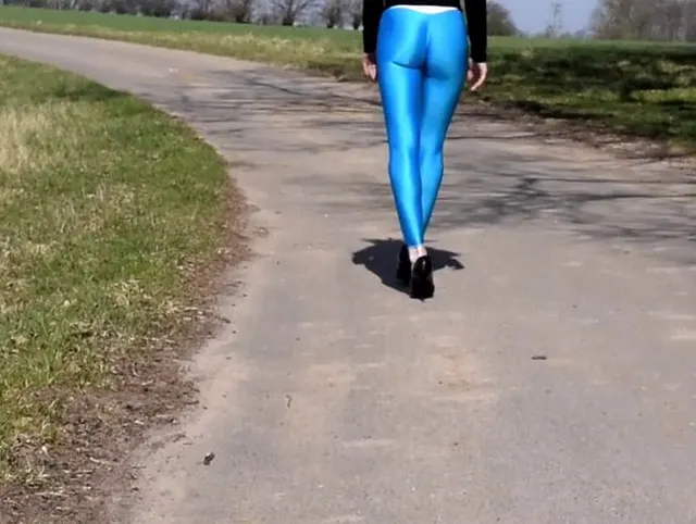 blaue Leggings 2 - Fortsetzung von - blaue Leggings zwischen den Feldern Teil 2