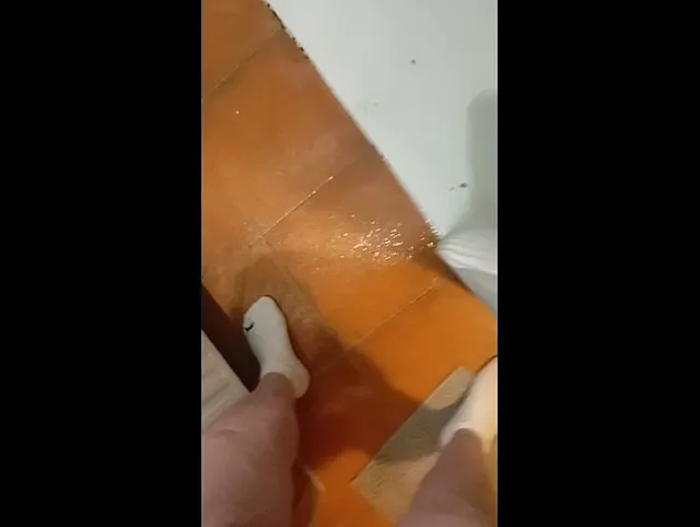 Der Sklave steht brav vor der Dusche und ist geil, aber darf seine Herrin nicht anfassen