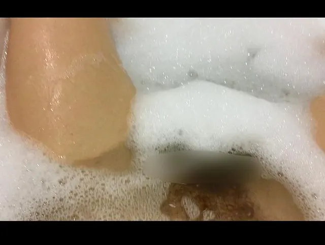 Full HD. Sexy jugendlich Mädchen allein zu Hause masturbiert in schaumigem Bad.POV