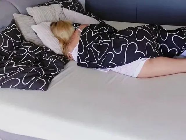 Ich wollte nicht aufstehen, also musste ich wach gefickt werden