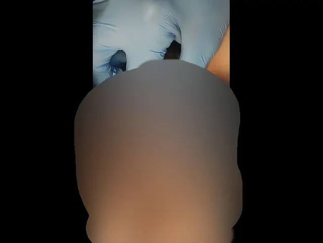 Geile Muschi wird mit Glasdildo verwöhnt und gefingert in beide Löcher