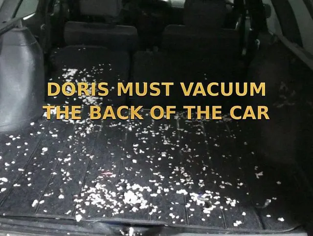 Doris muss die Rückseite des Autos absaugen
