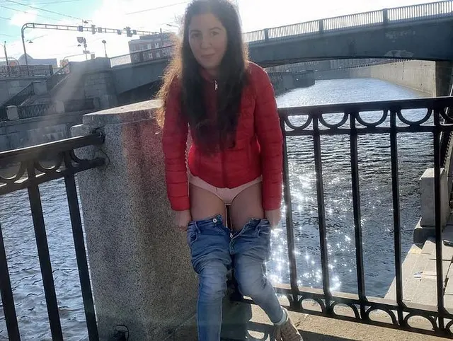Mädchen pinkeln an einem öffentlichen Ort