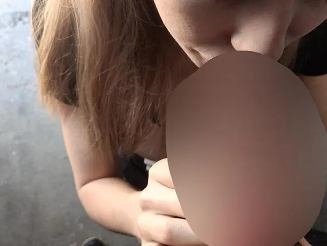 Geiles Mädchen saugt Schwanz in Veranda - draußen ficken 4