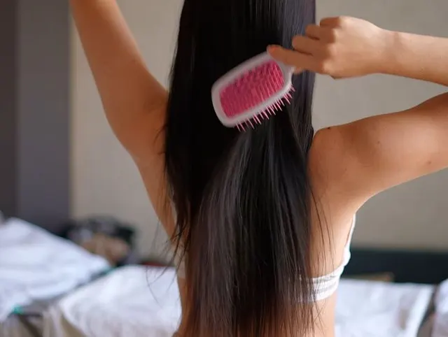 Brünetter Langhaarfetisch. Haare kämmen! Dich necken