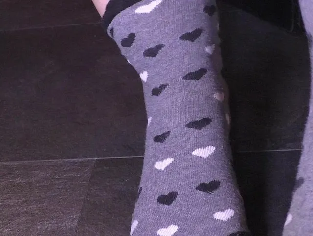 Herzchensocken anziehen