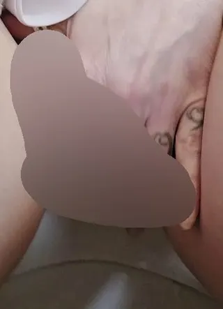 Hörst du, wie nass meine Fotze schmatzt? Hocke auf dem Klo und ramme mir die Finger rein.?????