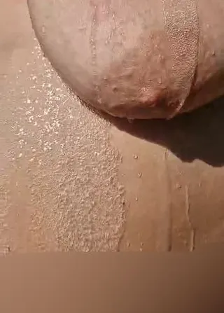 Schön das Wasser über meine Titten laufen lassen.