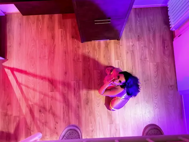 VIP Leute schaut zu Miss Alessa Milano