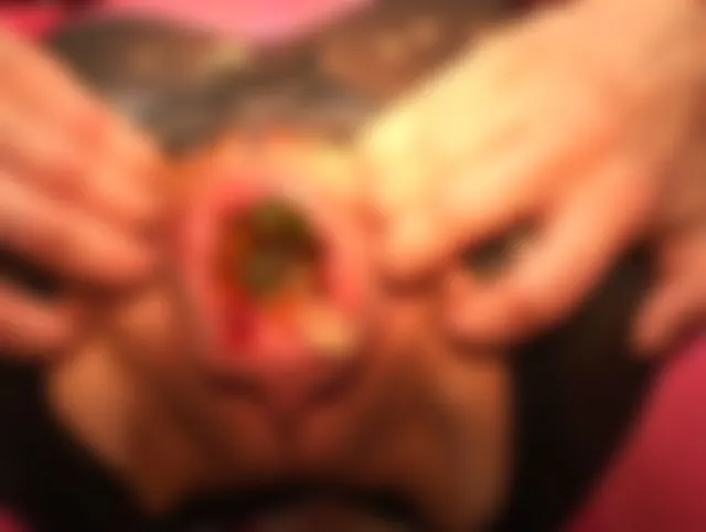 Gummibären aus der Fotze pressen