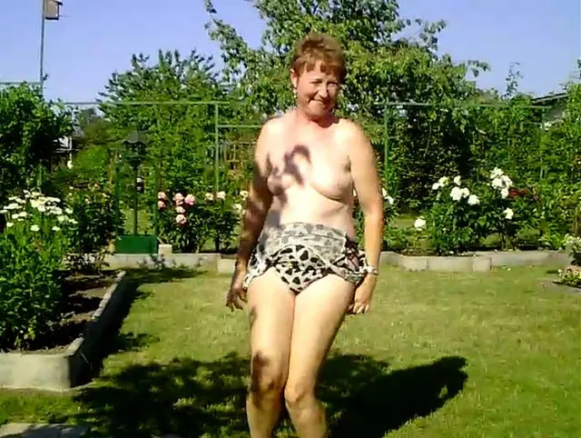 FKK - im Garten !