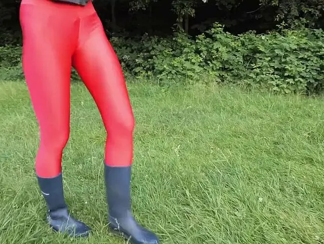Leggings und Gummistiefel auf der Wiese - rote Leggings mit blauen geilen Gummistiefeln