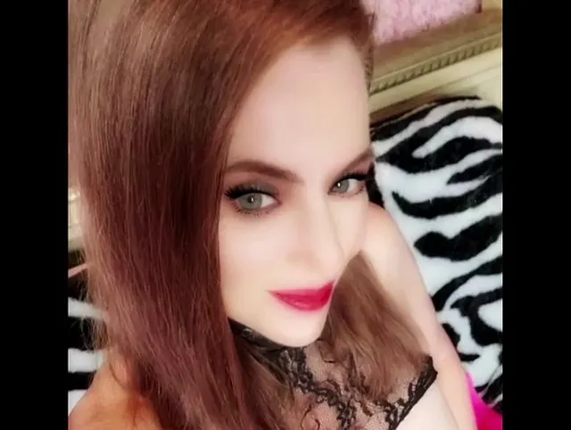 Sexy MILF Nikki masturbiert heute für Sie