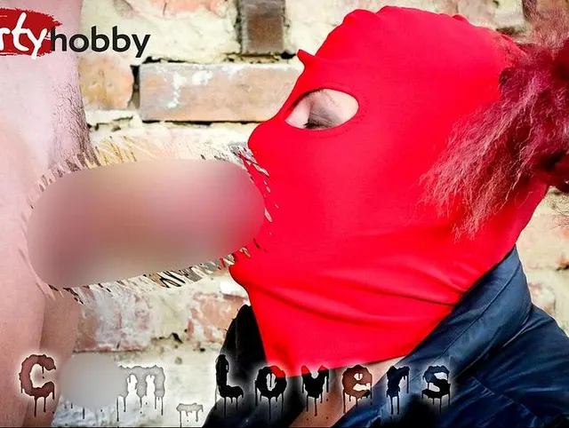 Mädchen in der roten Maske Deepthroat Blowjob mit Sperma im Gesicht, Spermatausch und Spermaküssen