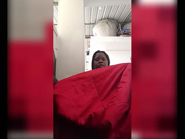 ALYZ_BOOBS SPIELT MIT IHRER EBONY-VAGINA P1