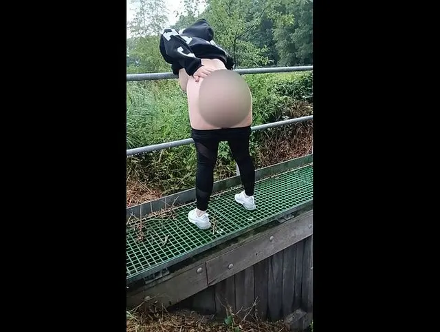 Forrest Dildofick und Pinkeln!!! In der Öffentlichkeit...so geil!!!!