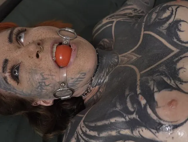 Tattoo Model auf der Matratze gefistet