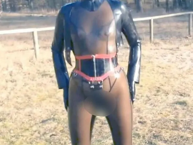 Stark durchbohrte Latexpuppe im transparenten Catsuit Bummelt in der Öffentlichkeit TEIL 1