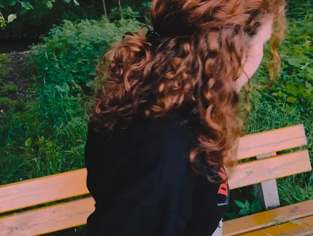 Heißer Fick mit 19-jähriger Redhead Sophie: Blowjob und Doggystyle auf der Bank