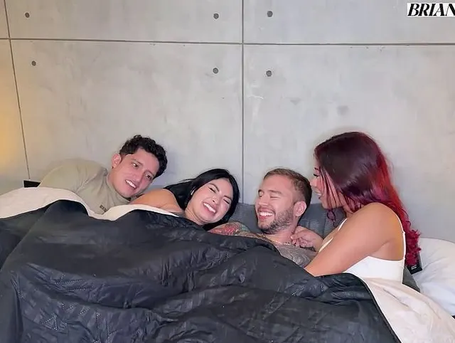 Vierer mit zwei geilen Kolumbianern, die gerne die Partner wechseln (wie Swinger).