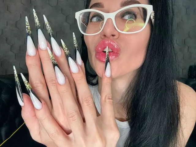 Die neue Nagelform ist noch länger, scharfe Stilettos, lange Finger lutschen, weiße Spitzenunterwäsche an mir
