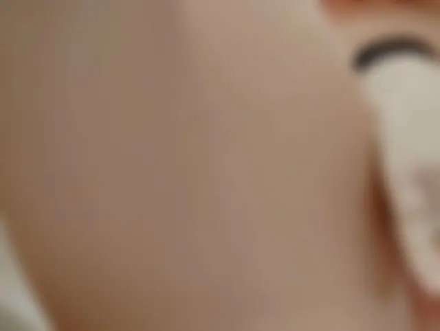 Verwöhne meine Muschi mit einem Vibrator im Badezimmer)