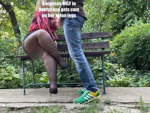 Wunderschöne MILF in Strumpfhosen bekommt Sperma auf ihre Nylonbeine