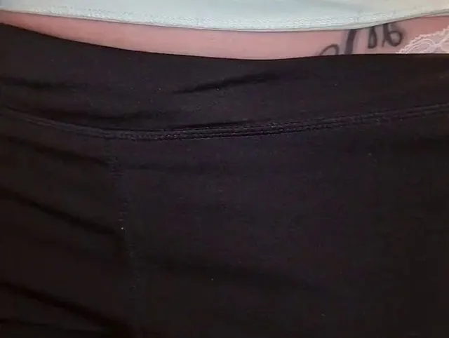 Dreckiger Slip und pissen auf dem Klo