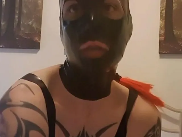 Latexmaske und Corest Analspaß mit Cumshot