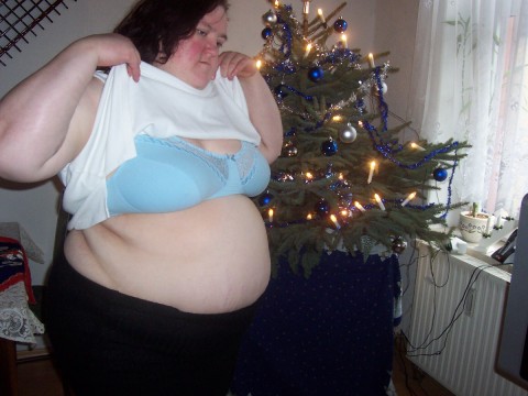 Strip vorm Weihnachstbaum