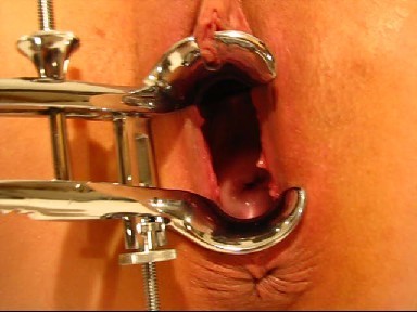 Dildo stretching und mit Spekulum gefickt