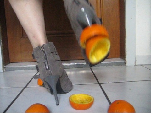 Orangenschalen Crush mit hohen Stilettos