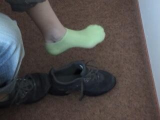 Grüne Socken und schwarze Sneakers