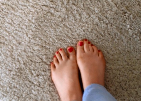 Süße Füße auf Teppich