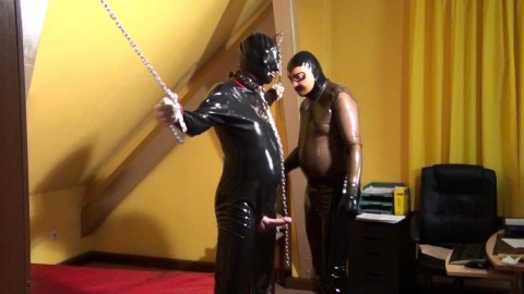 Latex-Bi-Sklave zu Besuch