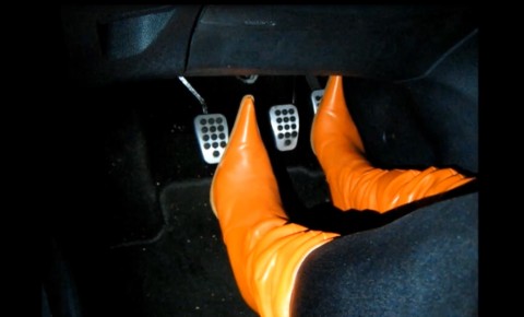 Schnell fahren in geilen orangenen Lederstiefel Pedal Pumping Revving