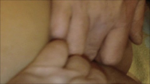 sie wird gefingert,,geleckt,und er geblasen.