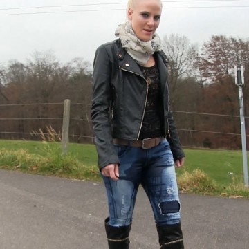 Geiler PISS in JEANS und STIEFEL